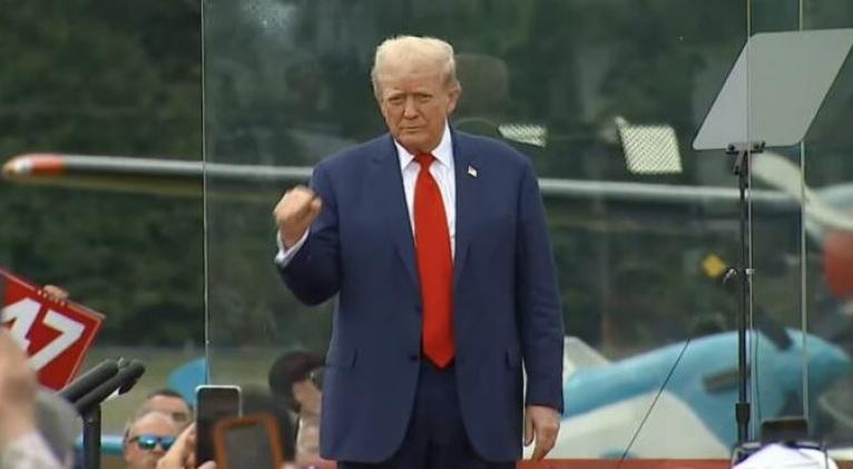 Trump celebra protegido por vidrio antibalas su primer mitin al aire libre tras el ataque