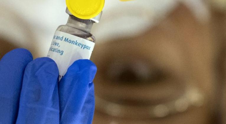 Organismos sanitarios piden más medidas de control tras el primer caso de mpox en Europa