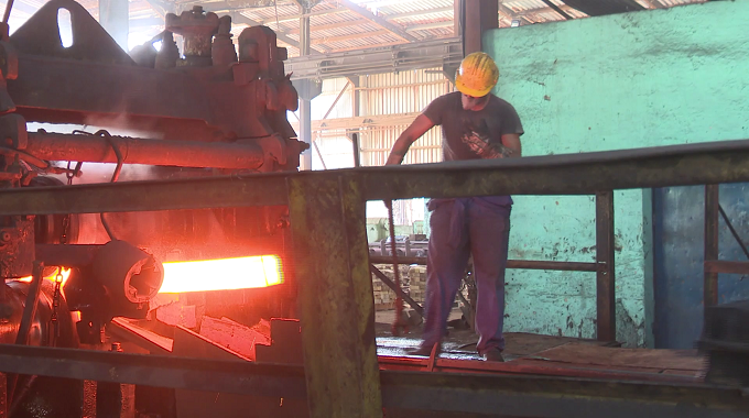 Reinicia producción de palanquillas en la acería de Acinox Las Tunas