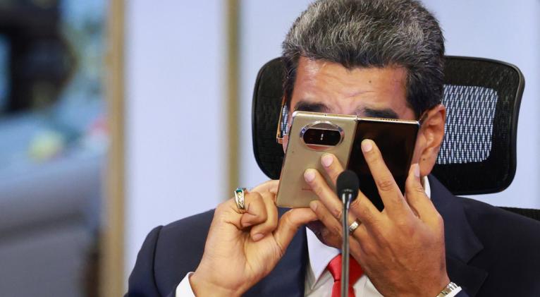 "¡Te fuiste, WhatsApp! ¡Pa'l carajo!": Maduro desinstala la aplicación en vivo