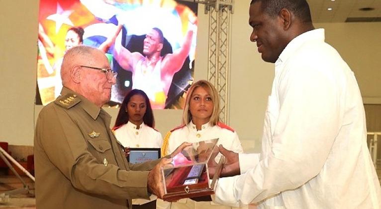 Entregan réplica del machete de Antonio Maceo a Omara y Mijaín