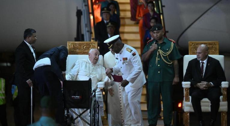 Papa Francisco llega a Papúa Nueva Guinea