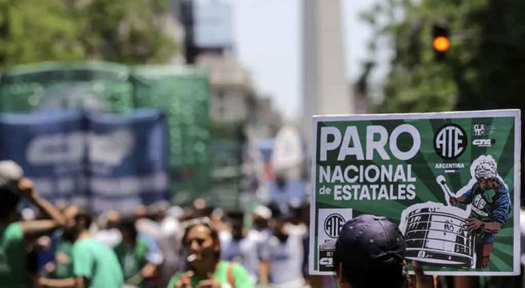 Trabajadores argentinos denunciarán despidos y políticas de Milei