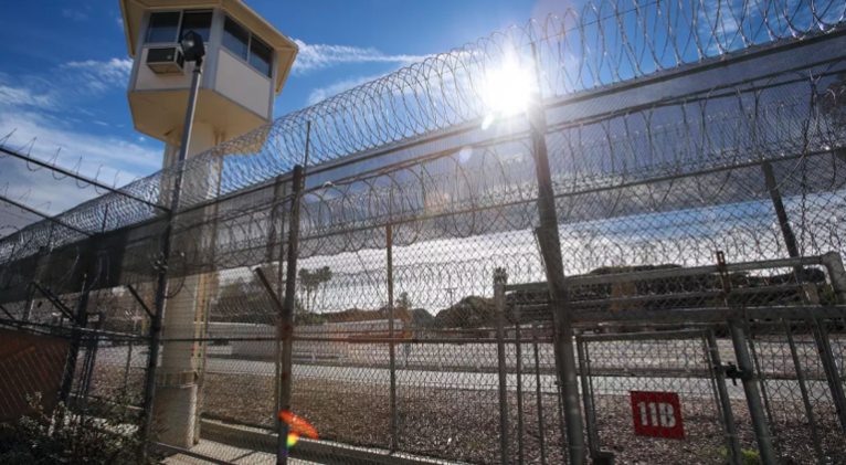 Autoridades federales investigan dos cárceles de mujeres en California por abuso sexual