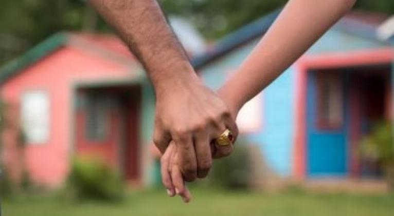Embarazo adolescente, relaciones de parejas asimétricas y violencia de género