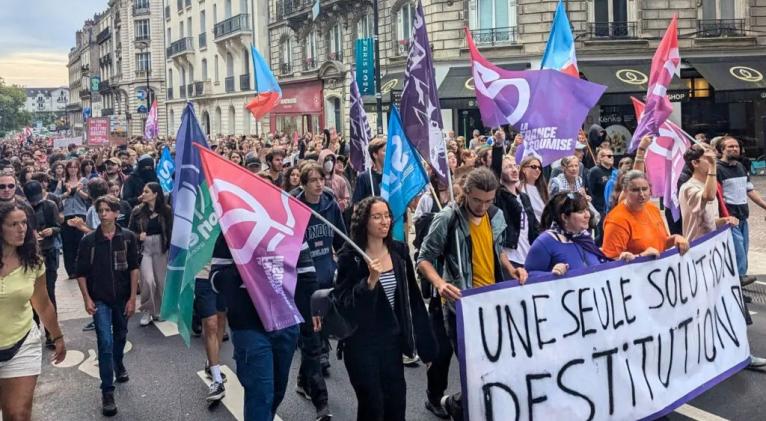 Francia protesta contra «golpe de Estado» de Macron y pide su destitución