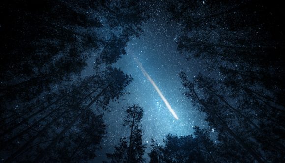 Amantes de la astronomía se preparan para la lluvia de estrellas de las Oriónidas