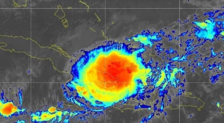 Tormenta Oscar con muy lento movimiento sobre el oriente de Cuba