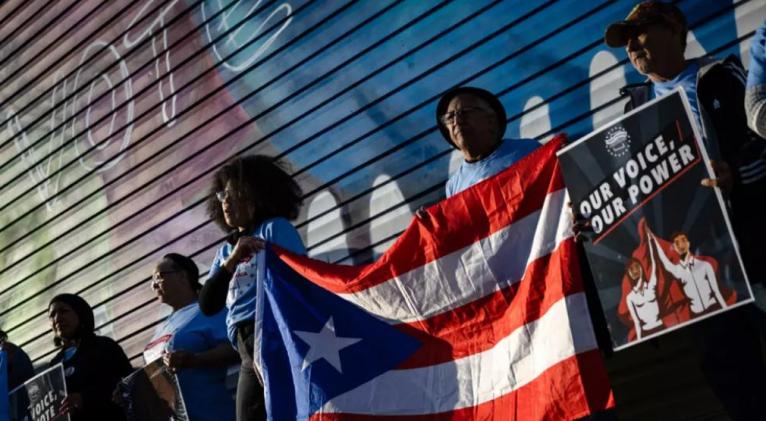 «¡Fuera!»: latinos protestan contra Trump en Pensilvania tras comentarios sobre Puerto Rico