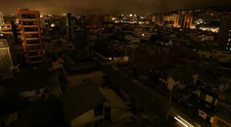 Ecuador sigue con apagones de 12 horas diarias