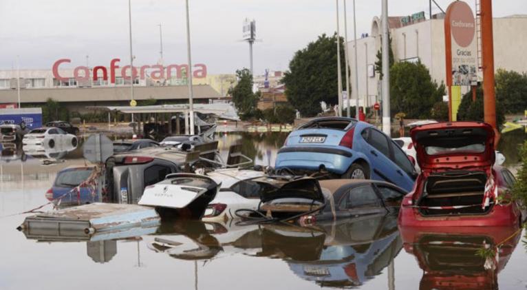 Españoles piden ayuda 3 días después de inundaciones históricas que dejaron al menos 158 muertos