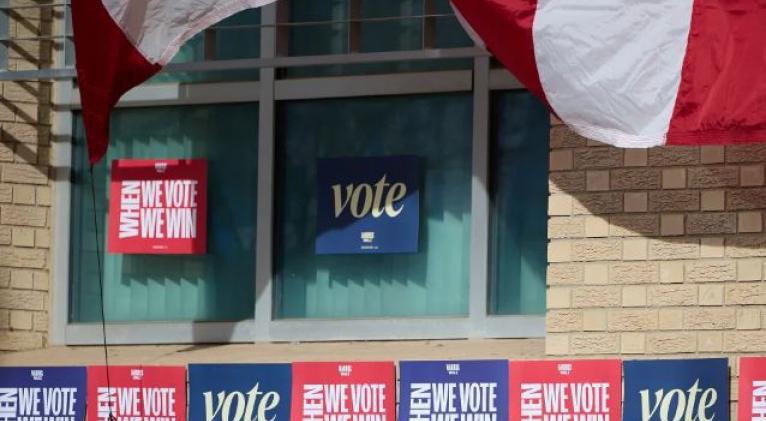 Drones, cristales antibalas y un botón del pánico: EE.UU. blinda sus centros de votación