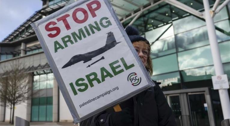 Coalición de 54 países pide detener transferencias de armas a Israel