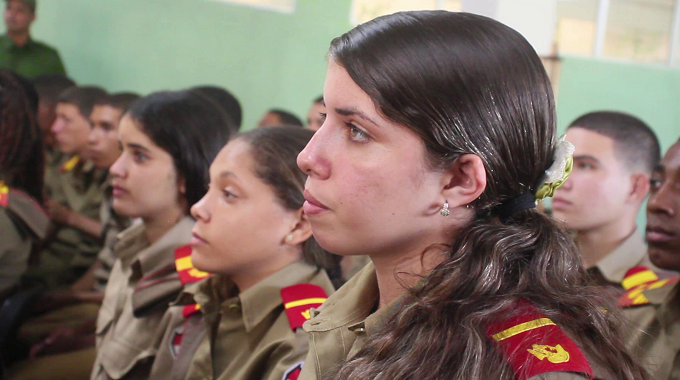 Estudiantes de la Escuela Militar Camilo Cienfuegos de Las Tunas apoyan recuperación en Guantánamo