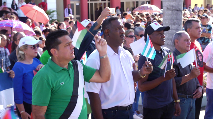 Protagonizan jóvenes de Las Tunas marcha de apoyo a la causa palestina