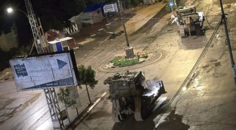 Excavadoras israelíes destruyen infraestructuras palestinas en Yenín
