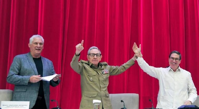 Asisten Raúl y Díaz-Canel a acto por aniversario 65 del MINREX