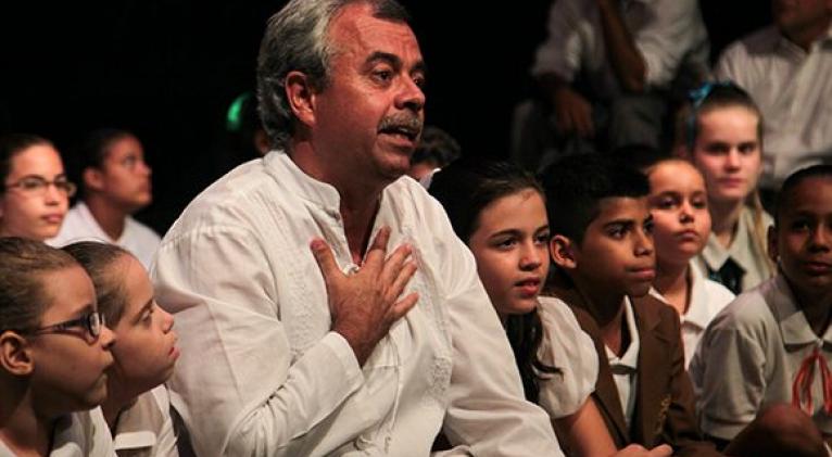 Otorgan Premio Nacional de Cultura Comunitaria a "Tin" Cremata