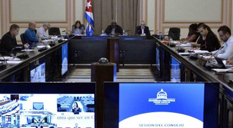 Consejo de Estado de Cuba analiza programa para reimpulsar economía