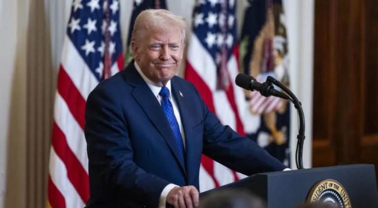 Trump anuncia que ordenará al Pentágono preparar 30.000 camas para migrantes en Guantánamo