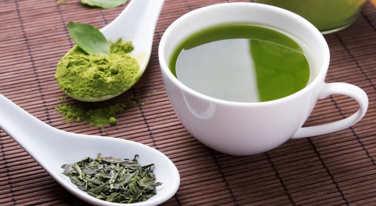 Descubren qué impacto tiene el té verde en el cerebro de adultos mayores