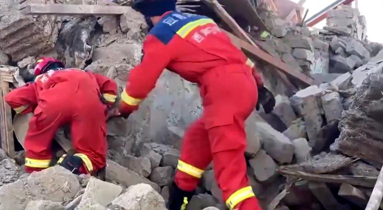 Aumentan a 126 las víctimas mortales del terremoto en el Tíbet