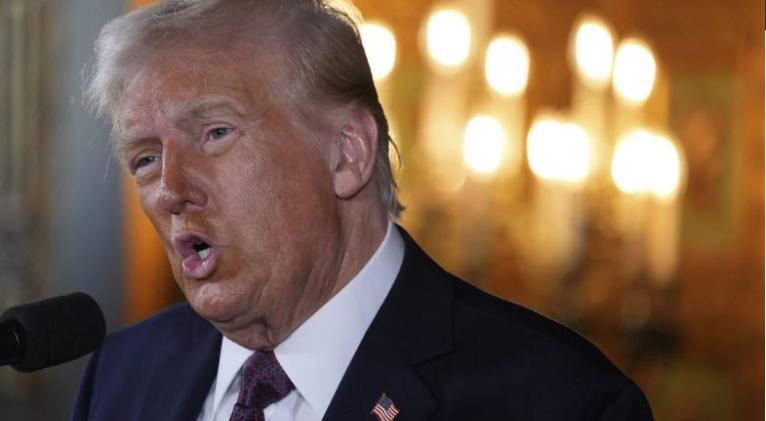 Trump no descarta uso de fuerza militar para controlar Groenlandia y el Canal de Panamá