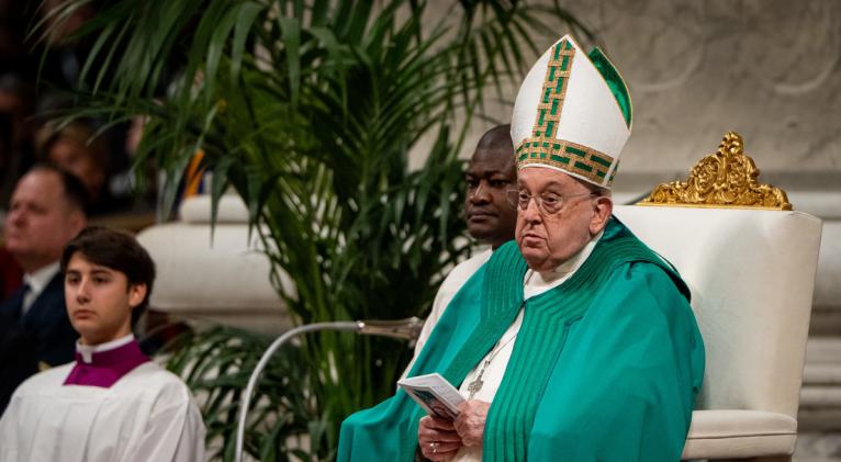Papa Francisco sufrió crisis respiratoria y necesitó transfusión de sangre