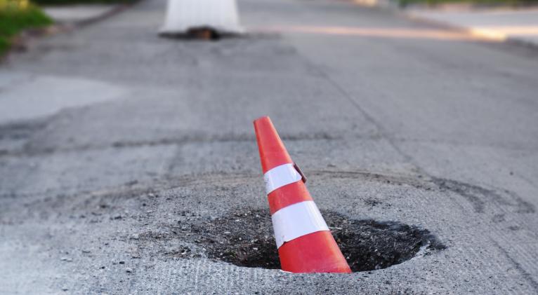 ¿Adiós a los baches?: desarrollan un nuevo tipo de asfalto que podrá autorrepararse