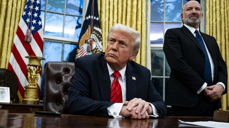 Trump firma orden que pone fin a prestaciones federales para algunos inmigrantes