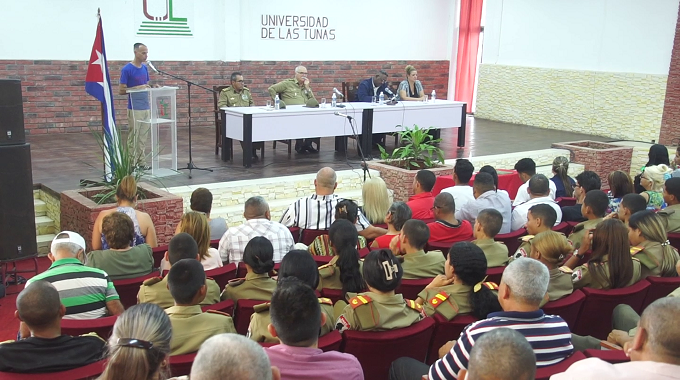 Intercambia Héroe de la República de Cuba con estudiantes y profesores de Las Tunas