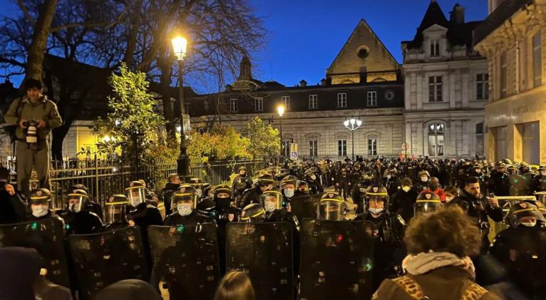 Desalojan más de 400 inmigrantes de emblemático teatro de París tras un mes de ocupación