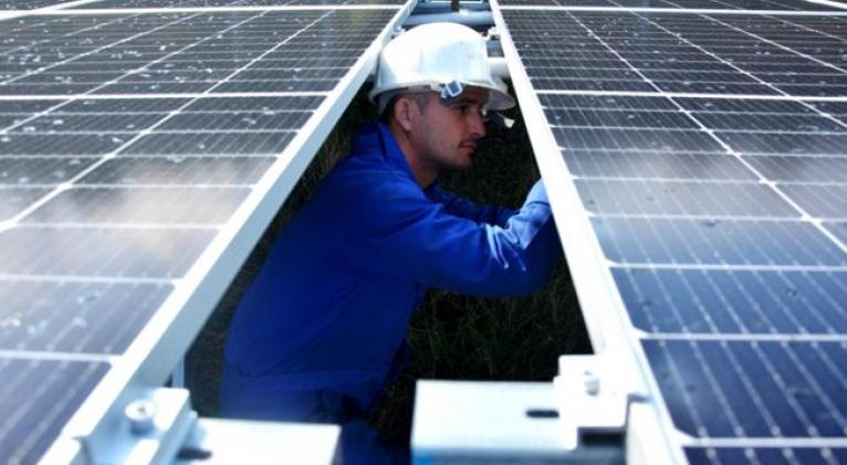 Sincronizó el tercero de los 92 grandes parques solares fotovoltaicos del país