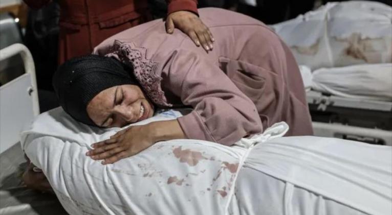 Médico de EE.UU. voluntario en Gaza relata crimen israelí en hospital Naser