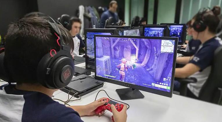OMS presentó norma sobre escucha sin riesgos para videojuegos