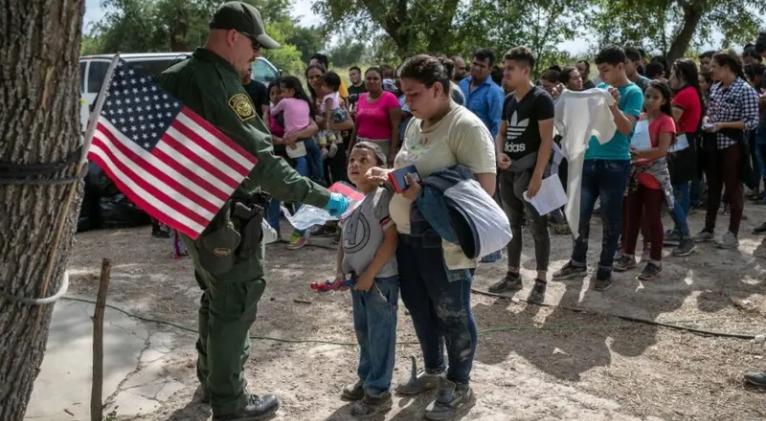 EE.UU. revocará visas a un país entero por negarse a recibir inmigrantes deportados