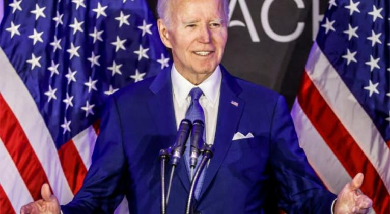 Biden arremete contra la "destrucción" de Trump en su primer discurso como expresidente