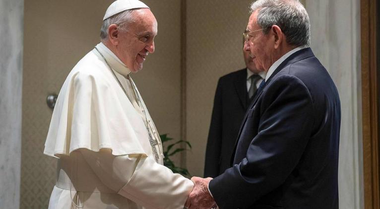 Expresa Raúl Castro pesar por deceso del papa Francisco