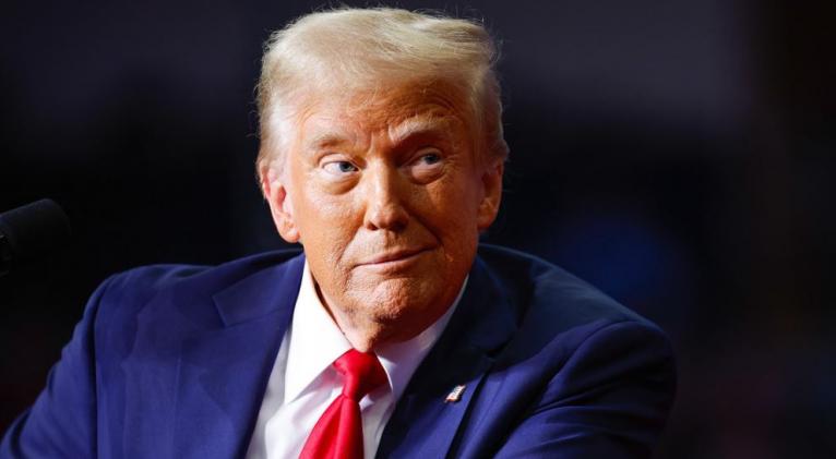 Trump dice que muchos países le "besan el trasero" y suplican negociar los aranceles