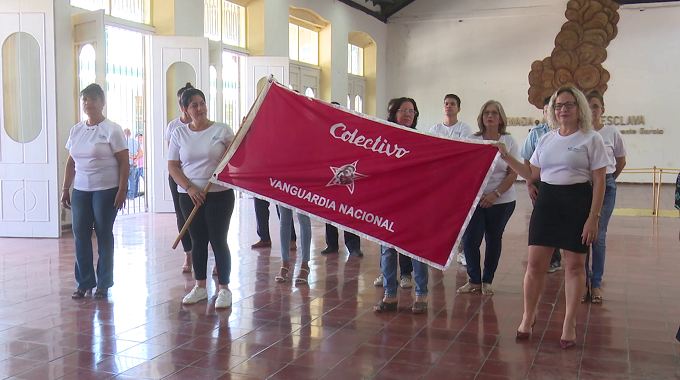 Entregan condición de Vanguardia Nacional al colectivo de CADECA #LasTunas