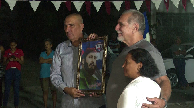 Intercambia Héroe de la República de Cuba con cederistas de Las Tunas