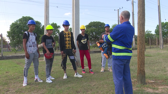Fortalece Empresa Eléctrica acciones de formación vocacional de linieros en Las Tunas