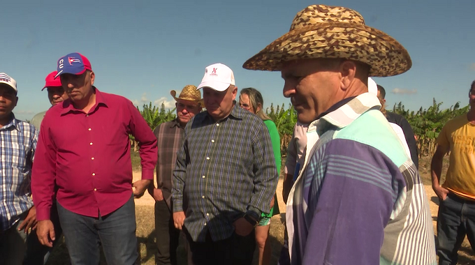 El Viceprimer Ministro, Jorge Luis Tapia Fonseca, analizó en Las Tunas las acciones implementadas para incentivar la producción de alimentos. Acompañado por el Ministro de la Agricultura, Ydael Pérez Brito, Tapia evaluó también la marcha de la zafra y el estado de la producción ganadera