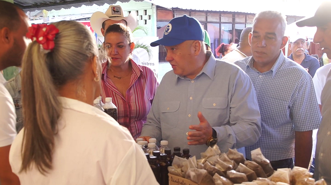 Viceprimer Ministro de la República evalúa potencialidades de la feria agrocomercial