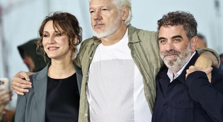 Assange sacude en Cannes con camiseta por niños muertos en Gaza