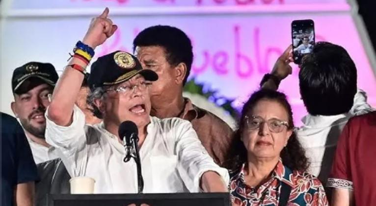 «Si hay huelga general me uno al pueblo», advierte Petro
