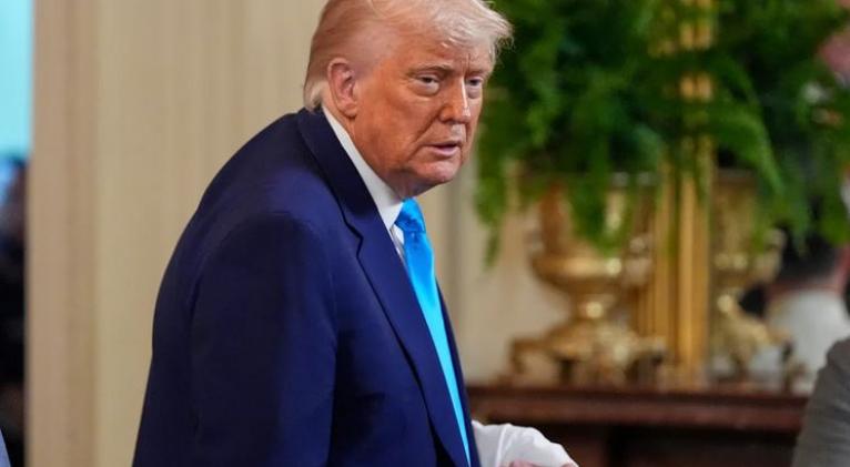 Juez bloquea orden de Trump sobre despidos masivos del Departamento de Educación