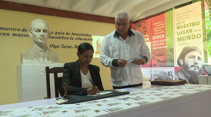 Cancelan sello rememorativo por el aniversario treinta de la Universidad de Las Tunas