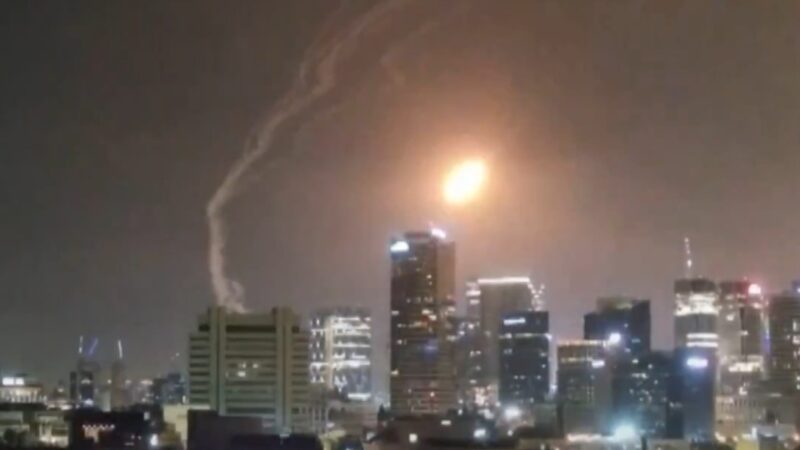 Primera ola de misiles iraníes aplastan blancos israelíes