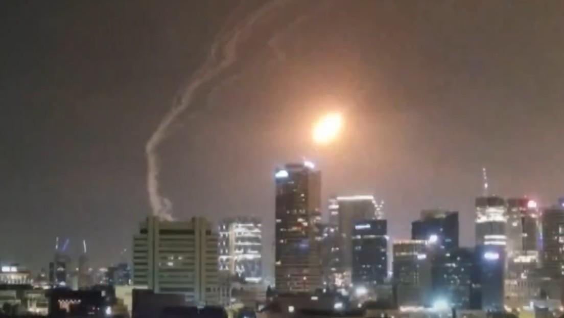 Primera ola de misiles iraníes aplastan blancos israelíes